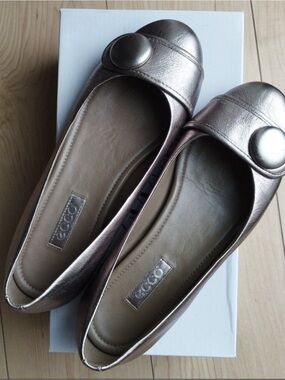 ECCO Metallic silver Ballet Flats with Button Accent